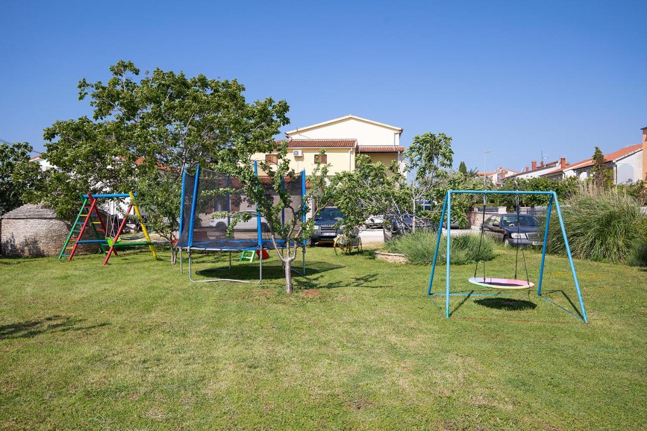 Modern Stone House With Flowers & Playground Medulin Buitenkant foto