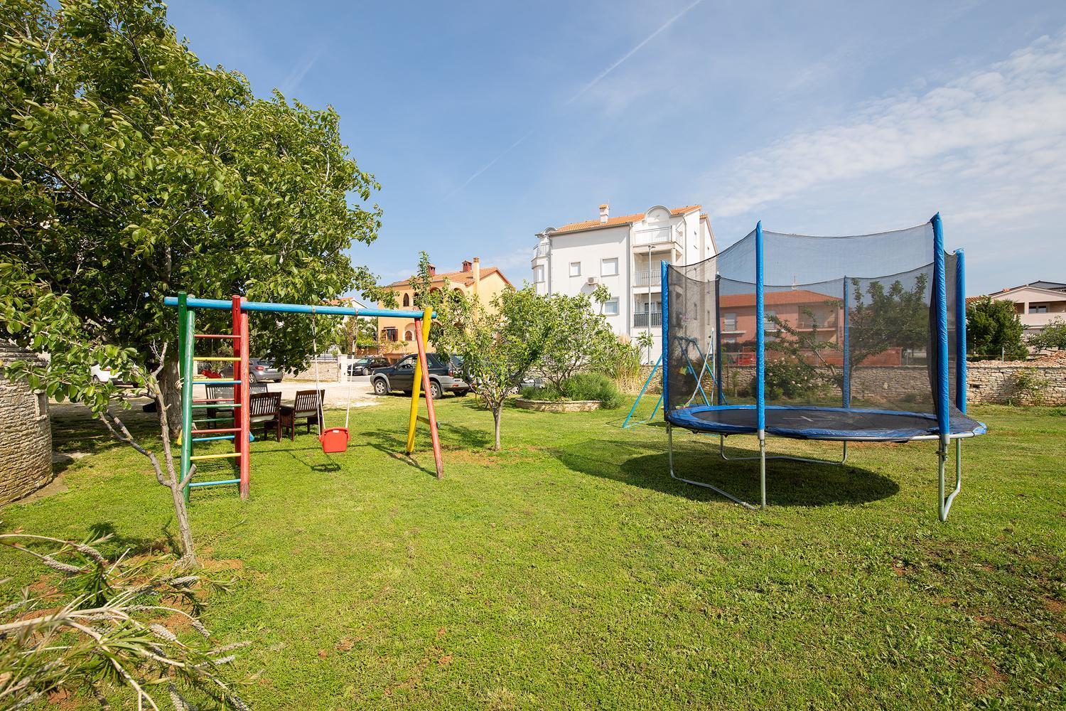 Modern Stone House With Flowers & Playground Medulin Buitenkant foto